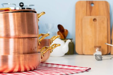 Modern bir mutfak masasında mutfak gereçleri.