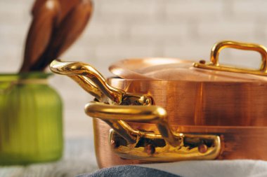 Ahşap mutfak gereçleri ile bakır yemek takımı kapat