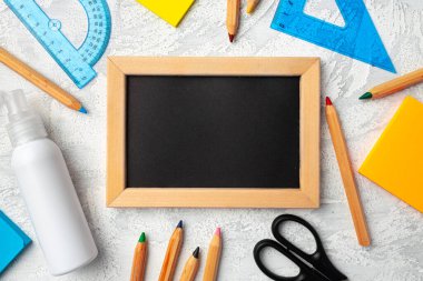 Etrafı renkli kalemlerle çevrili ahşap çerçeveli küçük tahtalar.