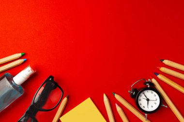 Not defteri, kırtasiye ve el dezenfektanı üst görünümü