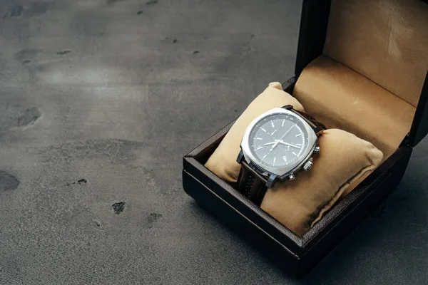 暗いコンクリート表面上の男性機械式時計 — ストック写真