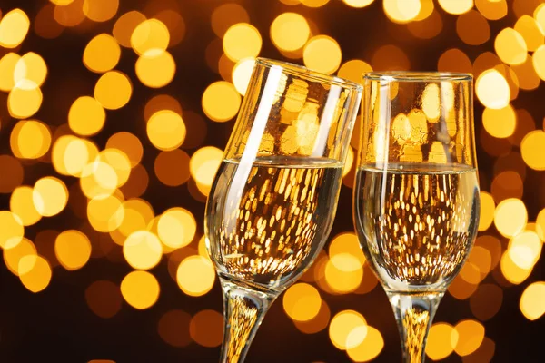 Bokeh lambalarına karşı iki bardak şampanya.