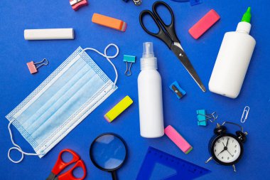 Çocuklar için çeşitli okul malzemeleri.