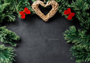 Ağaçların dalları tahtadan bir kalple kaplanmış