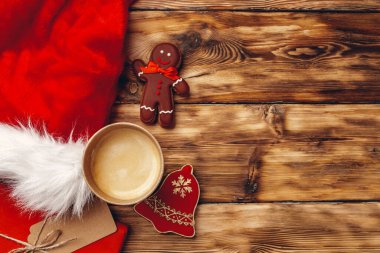 Noel Baba şapkası ve Noel hediyesi ahşap arka plan manzaralı