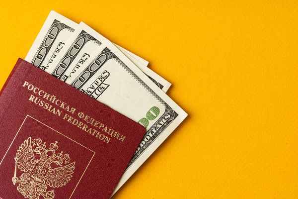Rosyjski paszport z banknotami dolara amerykańskiego w środku — Zdjęcie stockowe