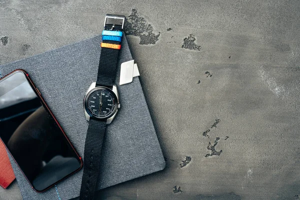 Accesorios para hombre como smartphone y reloj en mesa gris oscuro — Foto de Stock