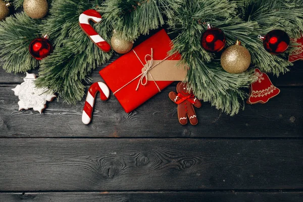 Cadeau de Noël et biscuits au pain d'épice festif sur fond en bois — Photo