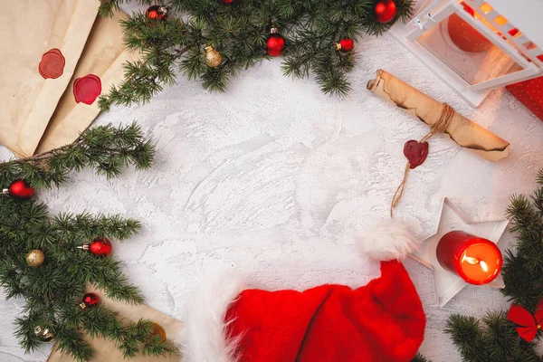 Εορταστική Χριστουγεννιάτικη σύνθεση με κουτιά δώρων, κλαδιά ελάτης και διακοσμήσεις — Φωτογραφία Αρχείου