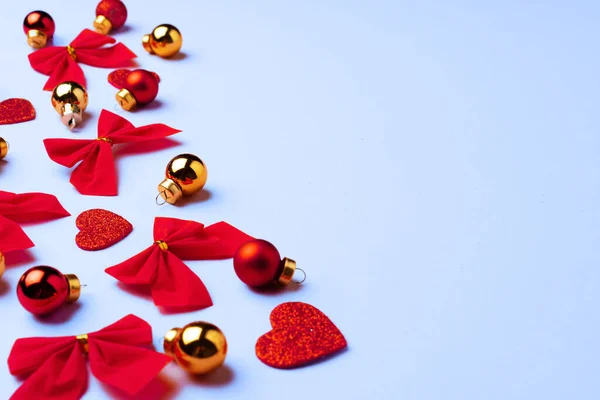 Χειμερινό εορταστικό φόντο με καρδιές, φιόγκους και στολίδια — Φωτογραφία Αρχείου