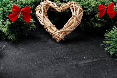 Ağaçların dalları tahtadan bir kalple kaplanmış