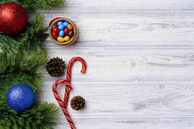 Şeker kamışları ve Noel mücevherleri ile şenlikli bir arka plan