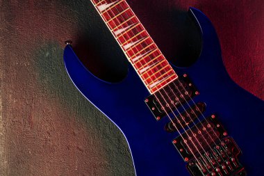 Karanlıkta elektro gitar gövdesi yakın plan