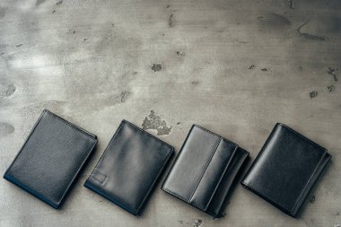 Gri beton arka planda erkek deri cüzdanları