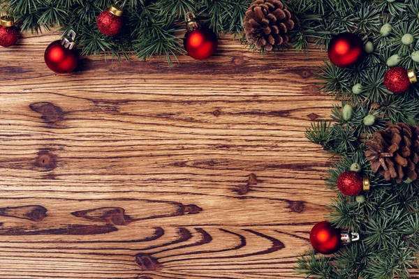 Fundo de Natal com decorações em placa de madeira marrom — Fotografia de Stock