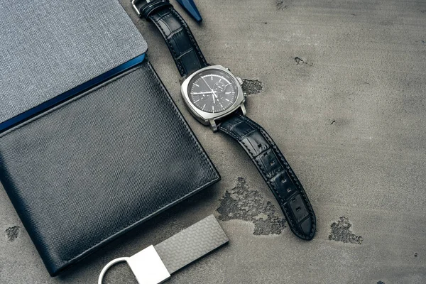 Businessmans accessoires waaronder notitieblok, horloge en portemonnee op donkergrijze achtergrond — Stockfoto