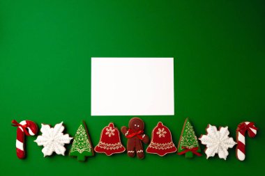 Boş kağıt ve zencefilli Noel kurabiyesi üst görünümü