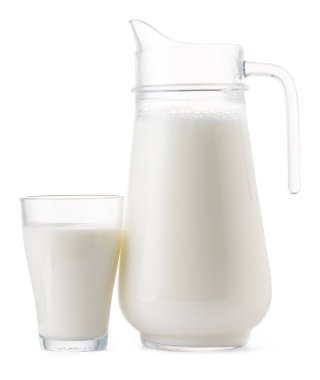 Cam kavanoz ve taze süt izole edilmiş.
