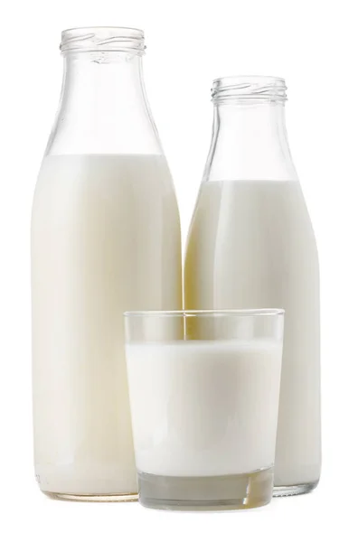 Tazza di vetro e bottiglia di latte fresco isolato — Foto Stock