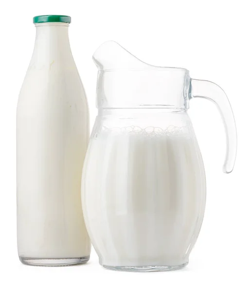 盛满鲜牛奶的玻璃器皿，用白色隔开 — 图库照片