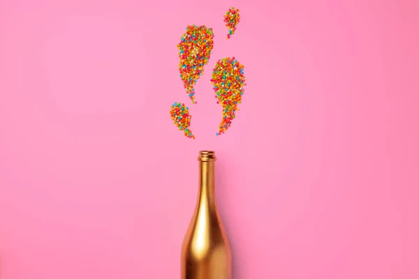 Butelka szampana z confetti płaskie lay widok z góry — Zdjęcie stockowe