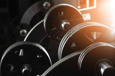 Ağırlık plakaları tutucuda. Kapatın.