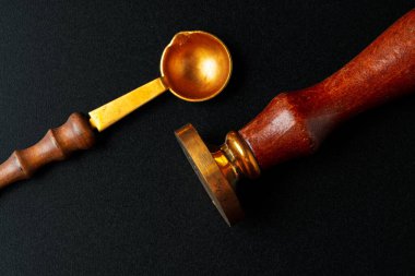 Koyu siyah arkaplanda balmumu mühür