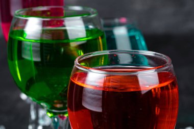 Koyu taş masada güzel alciohol kokteyli.