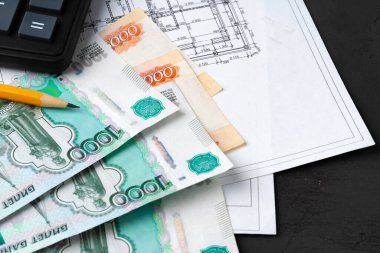 Rus rublesi hesap makinesiyle birlikte planlara istiflenir. Yenileme, bina giderleri kavramı