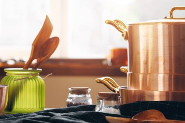 Ahşap mutfak gereçleri ile bakır yemek takımı kapat