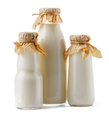 Cam Süt Şişesi beyaz arkaplanda izole edildi