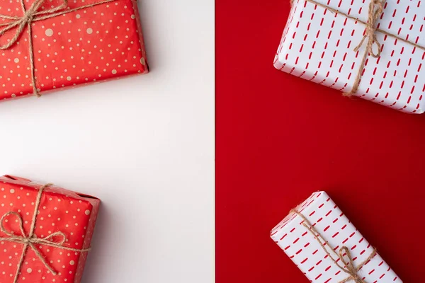 Прекрасна червона і біла композиція з різдвяними подарунками. — стокове фото