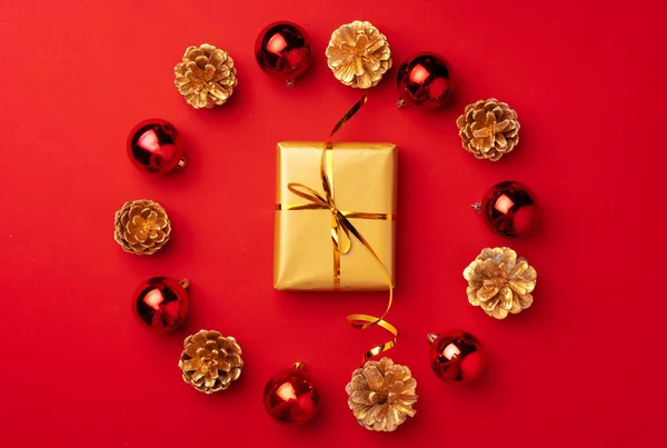 Röd jul sammansättning med guldkottarna och dekorationer — Stockfoto