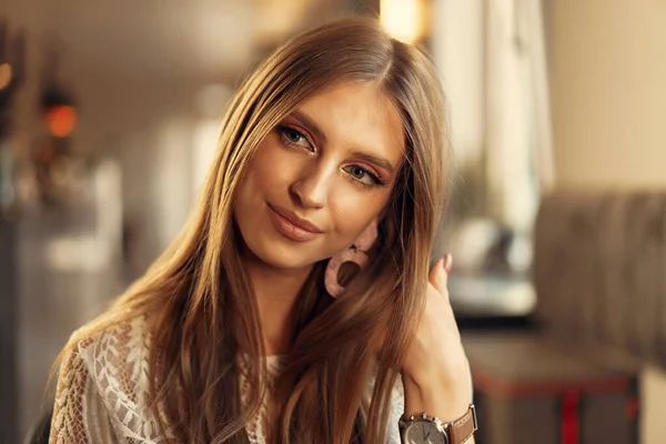 Hermoso retrato de modelo femenino en un café — Foto de Stock