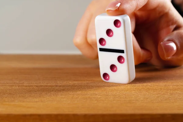 Mujer mano derribando dominó. Concepto empresarial de reacción en cadena —  Fotos de Stock