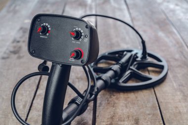 Tahta üzerinde metal dedektör aracı kapat