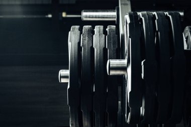 Ağırlık plakaları tutucuda. Kapatın.