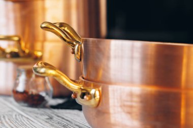 Bakır yemek takımını kapat.