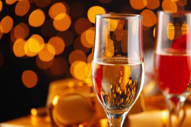 Arka planda bulanık çelenk ışıkları olan şampanya kadehi