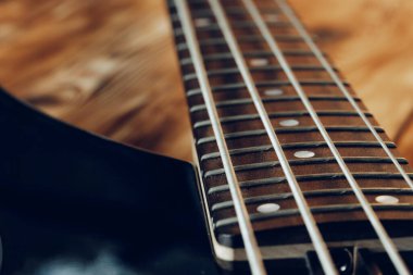 Elektro gitar klavyesinin fotoğrafını kapat
