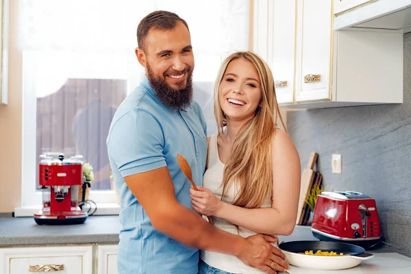 Jovem casal amoroso cozinhar juntos na cozinha — Fotografia de Stock