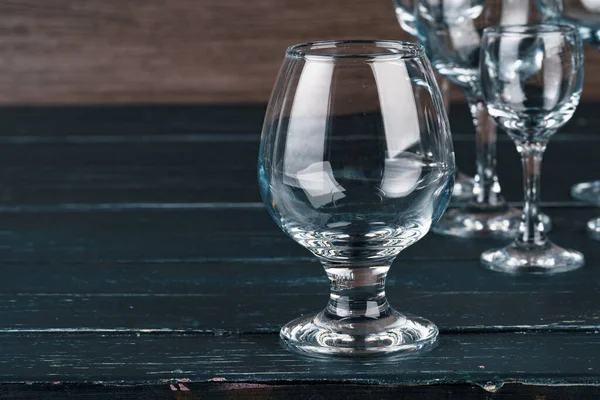 Puste szklanki do drinków na ciemnym tle — Zdjęcie stockowe