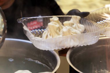 Bir kafede khinkali hazırlama süreci