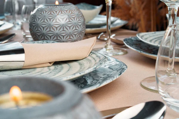 Pengaturan tabel dengan piring bergaya pada taplak meja beige — Stok Foto