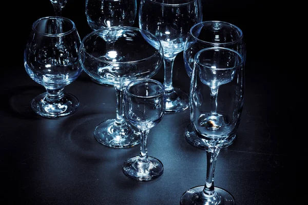 Vasos vacíos para bebidas sobre fondo oscuro — Foto de Stock