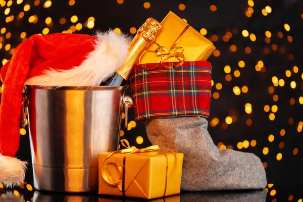 Champagne en Santa Claus hoed op wazig bloemenslinger achtergrond Rechtenvrije Stockfoto's