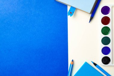 Mavi ve beyaz arkaplan görünümlü okul aksesuarları