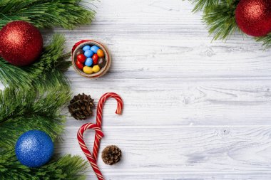 Şeker kamışları ve Noel mücevherleri ile şenlikli bir arka plan