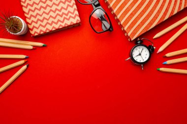 Çalışma alanı üst görünümü üzerine not defteri ve renk kalemleri