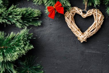 Ağaçların dalları tahtadan bir kalple kaplanmış